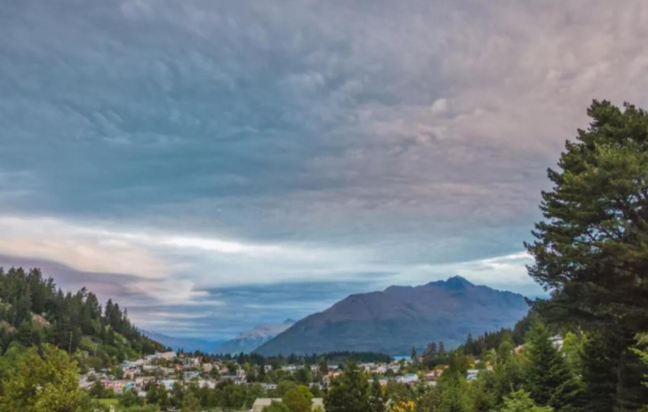 Hot Tub And Views Over Central Queenstown - Entire Holiday House Ngoại thất bức ảnh