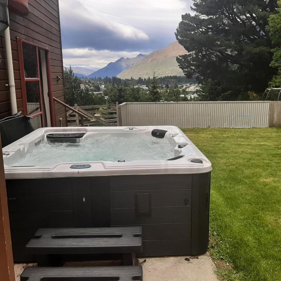 Hot Tub And Views Over Central Queenstown - Entire Holiday House Ngoại thất bức ảnh