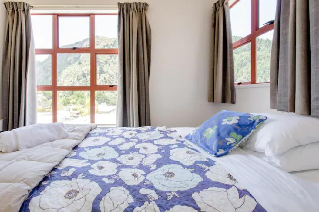 Hot Tub And Views Over Central Queenstown - Entire Holiday House Ngoại thất bức ảnh